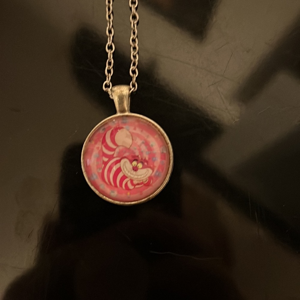 Cheshire Cat circle pendant necklace - Picture 3 of 4